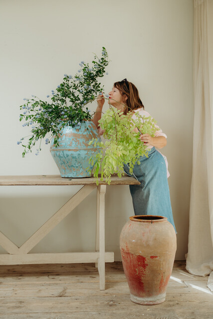 elle écoute pousser les fleurs ...