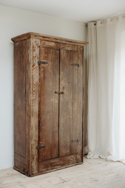 18th century Spanish chestnut cabinet ...