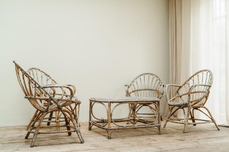Set of 4 rattan chairs and table .. 