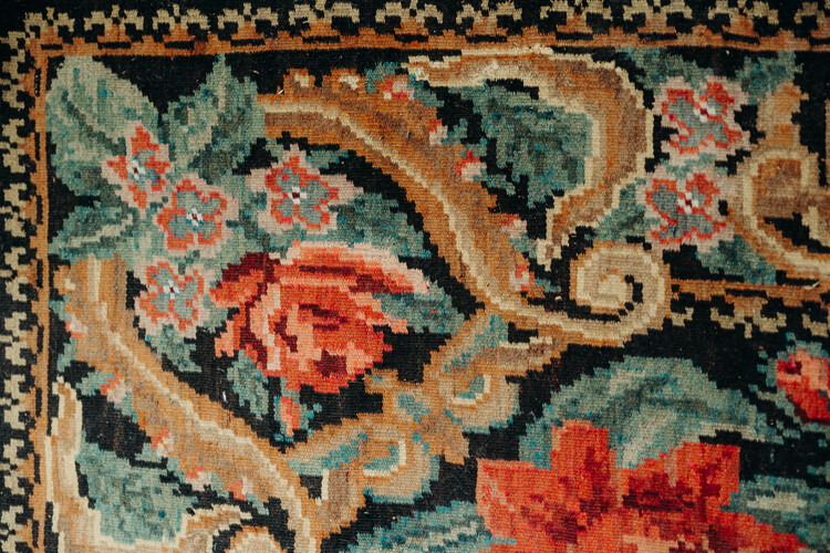 extra large Moldavian rug... vibrant colors ! 