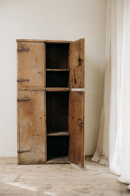 genuine 18th century Spanish cabinet ... small proportions ...