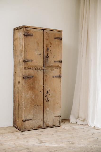 genuine 18th century Spanish cabinet ... small proportions ...