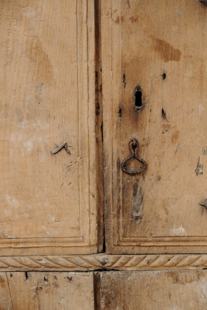 genuine 18th century Spanish cabinet ... small proportions ...