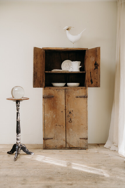 genuine 18th century Spanish cabinet ... small proportions ...