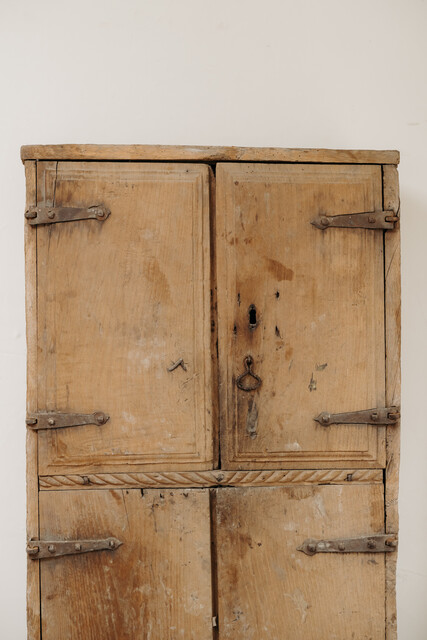 genuine 18th century Spanish cabinet ... small proportions ...