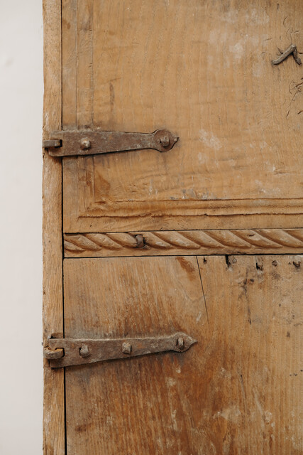 genuine 18th century Spanish cabinet ... small proportions ...