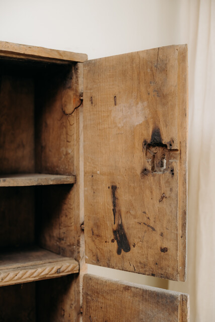 genuine 18th century Spanish cabinet ... small proportions ...