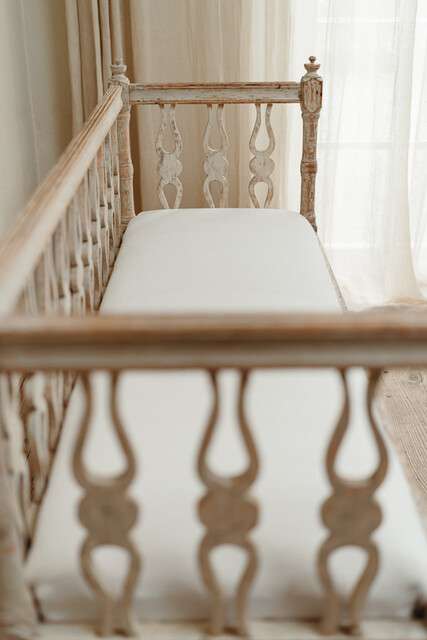 georgeous Swedish bench .. small proportions ...