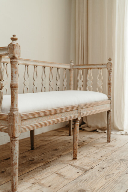 georgeous Swedish bench .. small proportions ...