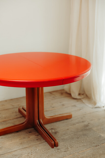 round table, can be extended to an ovalshaped one ..