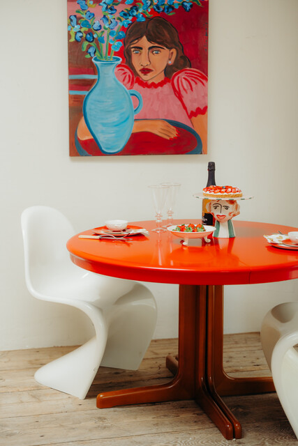 round table, can be extended to an ovalshaped one ..