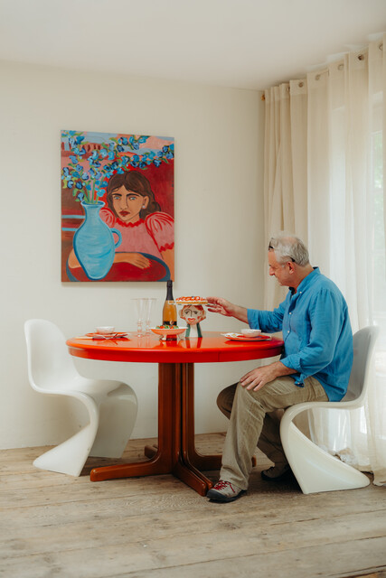 round table, can be extended to an ovalshaped one ..