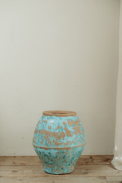 Spanish terra cotta urn .. rests of old blue paint .. wonderful patina !