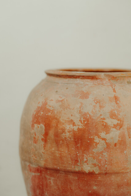 Spanish terra cotta urn ... rests of old red paint ... great patina !