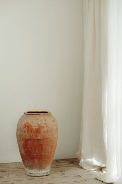Spanish terra cotta urn ... rests of old red paint ... great patina !