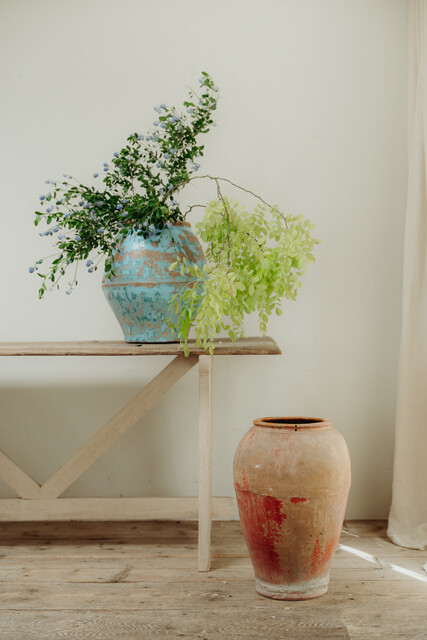 Spanish terra cotta urn ... rests of old red paint ... great patina !