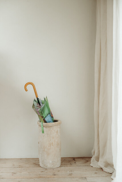 Spanish terra cotta urn/canestand ...