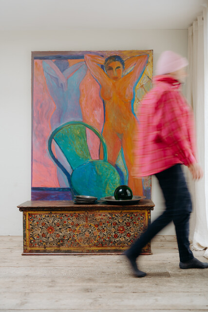 Swedish trunk, French painting, Belgian man ...