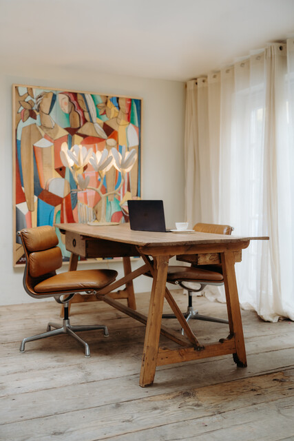 table, leather chairs, leaflamp, neomodernist painting ....