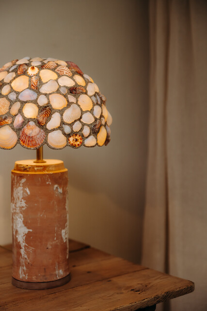 tablelamp in terracotta and shells ... a unique piece ...